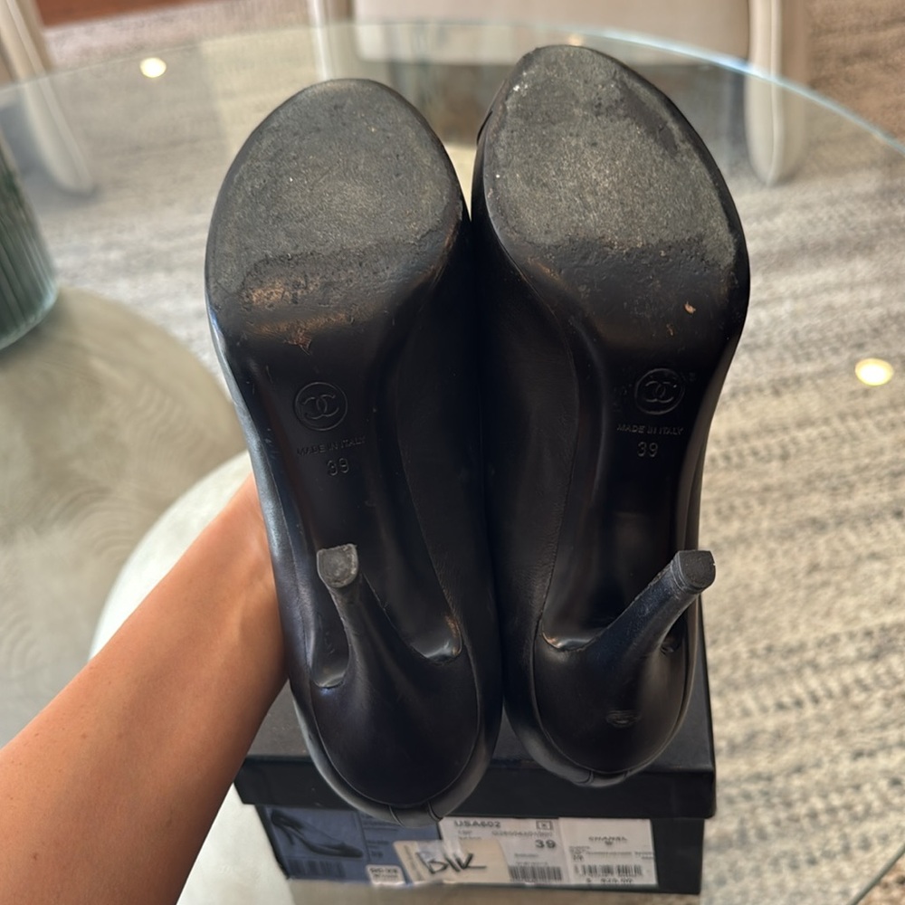 CHANEL Black Heels with Bow Detail - Picture 4 of 5